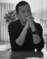 多年后的尔康周杰有多牛，稻田和豪宅，一件衣服却穿8年
