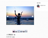赵奕欢晒泳池美照，姿势妖娆大秀丰满事业线，在水中被女友人托起