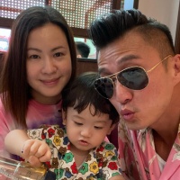 陈山聪带儿子搭港铁开心出行 儿子第一天上幼儿园夫妻俩一起接送