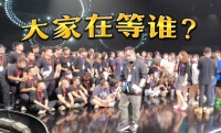 刘德华双腿跪地与团队合影！打扮简朴对镜头卖萌，后台一路小跑