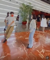 刘烨老婆带一双儿女看话剧被偶遇 霓娜贴心提醒哥哥注意脚下安全