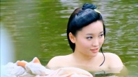 美女在河边沐浴更衣，不料却和书生水中相遇，这一幕尴尬了