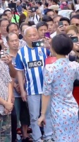 样子像王菲，歌声像邓丽君的香港街头艺人，虽然在大街上唱歌……