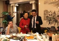 60岁吴琼与老公同框，夫妻俩为女儿办成人礼，全程搂抱好甜蜜