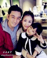 吴启华37岁前妻近照曝光，在海边开心玩耍，时尚性感少女感十足