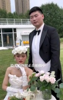 大衣哥的炒作下，世俗的叨扰下，朱小伟的第二段婚姻又是一个笑话