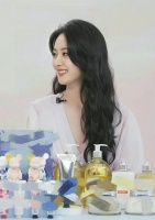 赵丽颖直播状态超能打！卷发纱裙造型似仙女，氛围感太绝了