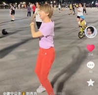 55岁老牌港星定居广州，穿着普通接地气，街边跳广场舞无人识