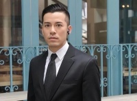 恭喜！香港知名男星与漂亮女友好事将近，高调晒海边合照配一脸