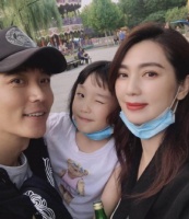 风波过后还是夫妻，洪欣与张丹峰带女儿商场合体，彼此表情冷漠