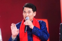 “大衣哥”朱之文家门被村民踹开，忍无可忍出门后，那些人更嚣张