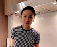 董洁与儿子近照曝光，母子俩在家吃饭很温馨，顶顶五官像潘粤明
