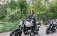 沈梦辰骑17万摩托车出游，与丁真梦幻联动，引起网友热议