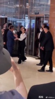 刘诗诗 主动上前拥抱。老总委婉拒绝了。王佳杨孤独