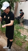 大衣哥下地教美女种菜！脚上布鞋旧到变形，手扛锄头动作十分卖力