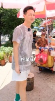 港星梁竞徽久居内地！街头大口吃面无人识，烈日下排队接地气