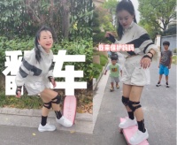 冉莹颖豪宅门口兴奋玩滑板！撞到路边险些摔跤，穿短裤双腿笔直