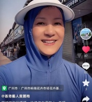 60岁知名港星现居广州，骑共享单车买花接地气，引起网友热议