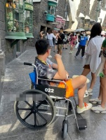 王思聪坐轮椅出行引热议，身边一堆火辣美女，专门伺候排场太大