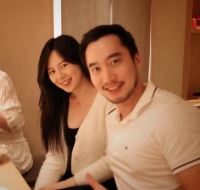 赖弘国晒夫妻合照庆祝老婆坐完月子，女方产后浮肿但素颜依旧清秀