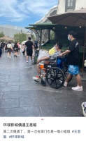 王思聪现身环球影城，身边美女环绕，不想走路有专人推轮椅