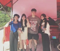 蒋劲夫近照曝光，在乡下学驾照与美女合影，现转行送外卖