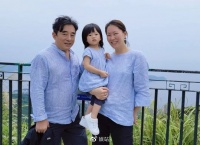 58岁吕方当全职爸爸，全家福罕曝光，2岁女儿超级像爸爸