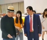 67岁张国立近照曝光，参加聚会很开心，身边跟着三位女子