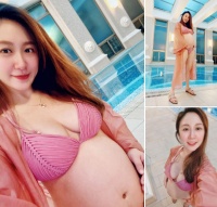蔡允洁挺5个月孕肚游泳！穿比基尼身材丰腴，大胆俯拍秀事业线