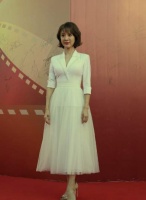 86岁王德顺现身红毯！扎辫子留胡须身形健硕，昂首阔步状态似30岁