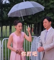 看了知名男星红毯两次拒绝礼仪小姐的细节，我顿悟什么才是真正的修养