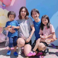 钟嘉欣挺着第三胎孕肚与子女下厨 一对子女穿姐弟装一起烘焙很有爱