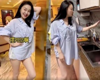 39岁关婷娜下衣失踪秀美腿，丰腴身材引热议，曾与深陷赵本山绯闻