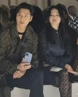 宋慧乔与李敏镐同框看秀，脸部松垮显老态，真实状态全现形