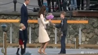 乔治王子害羞没有和小男孩握手，但细心的王妃立马迎上去……