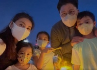 郭晶晶一家五口公园赏月！女儿穿旧衣十分朴素，无保镖助理太低调
