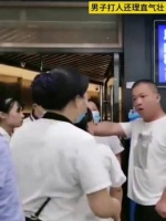 一男子带女儿到餐馆吃饭，小女孩喊服务员阿姨，服务员没听到……