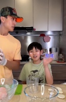 董璇和关悦一家过中秋，住的别墅公开，佟大为14岁女儿个高皮肤黑