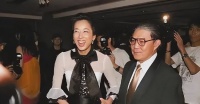 朱玲玲跟霍震霆离婚后重遇，朱玲玲谈笑风生，霍震霆却是一脸尴尬