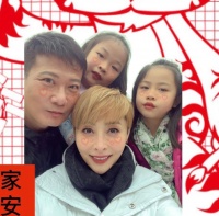 汤盈盈钱嘉乐罕见晒一家四口全家福 夫妻俩与女儿脸贴脸露开心大笑
