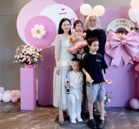 张纪中为2岁女儿隆重庆生！娇妻打扮似贵妇，张敏带绯闻男友露面