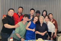 45岁陈数参加师生聚会！手戴镶金佛珠打扮干练，桌上千元名酒抢眼