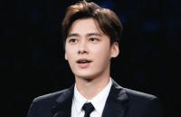 明星为什么不找女友，反而去嫖？可见鹿晗才是圈内清流