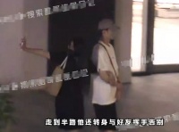 王凯近照曝光，深夜与友人喝酒，被俩助理搀扶离去