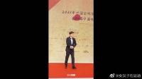 李易峰出席金鸡奖闭幕红毯，整理完衣服下意识比了一个OK……