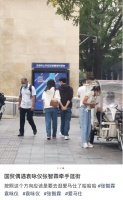 张智霖再现“张氏牵手”，与袁咏仪逛街从背后勾她手，独特又甜蜜