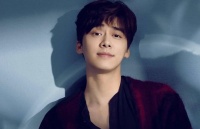 李易峰惩罚员工旧视频曝光！员工在墙角蹲一排，替身首发文爆黑料