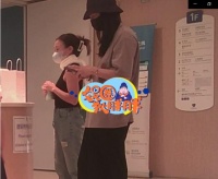 42岁姚晨低调现身医院看病！助理全程跟随陪伴，手捂肚子一言不发