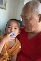 基因太强大！59岁谢东和4岁儿子同框，网友：三代共用一张脸