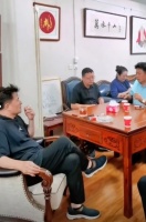 63岁毕福剑近况曝光，与友人抽烟聊天太自在，挺大肚腩发福明显
